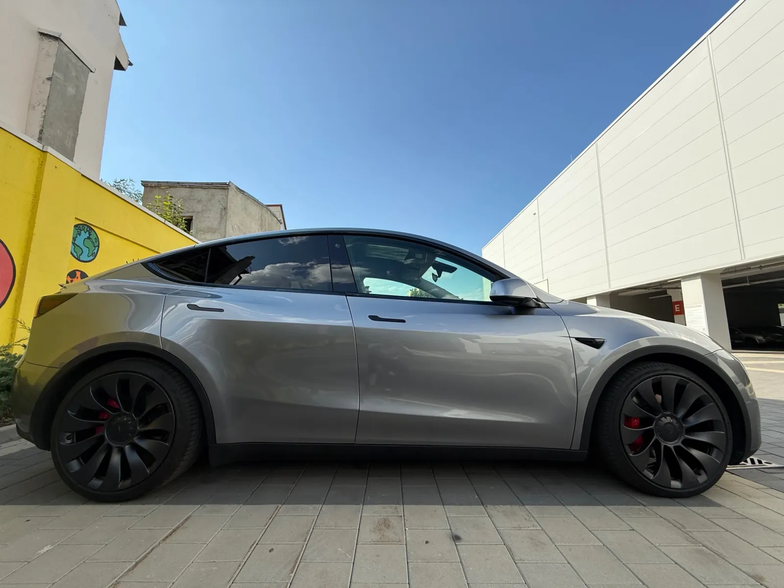 Tesla Model Y Generatia anterioara Performance — imagine 2
