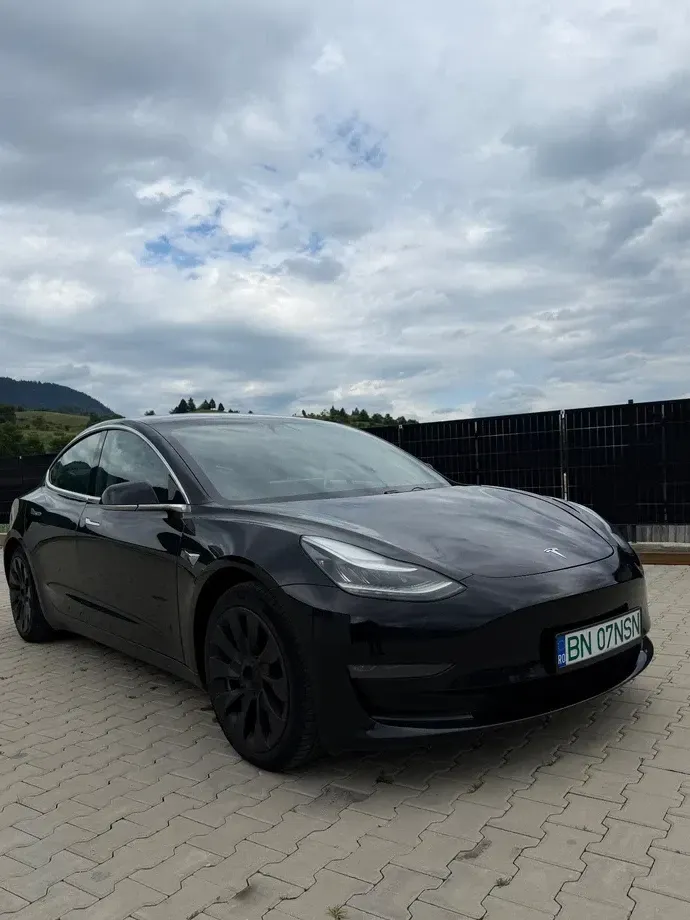 Tesla Model 3 Long Range — imagine 7
