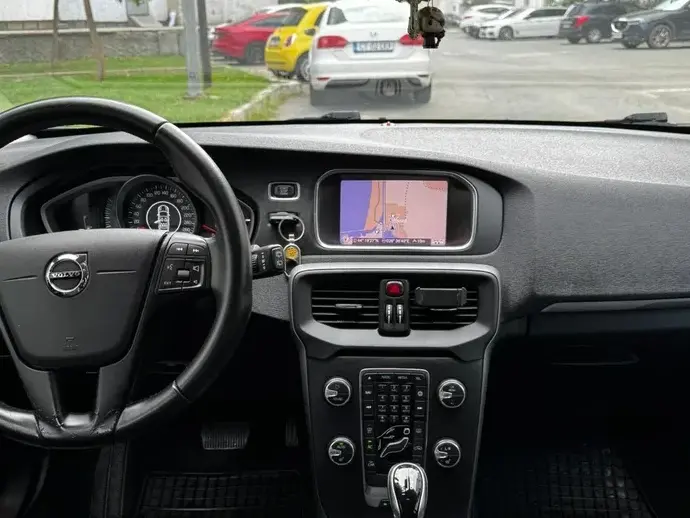 Volvo V40 II