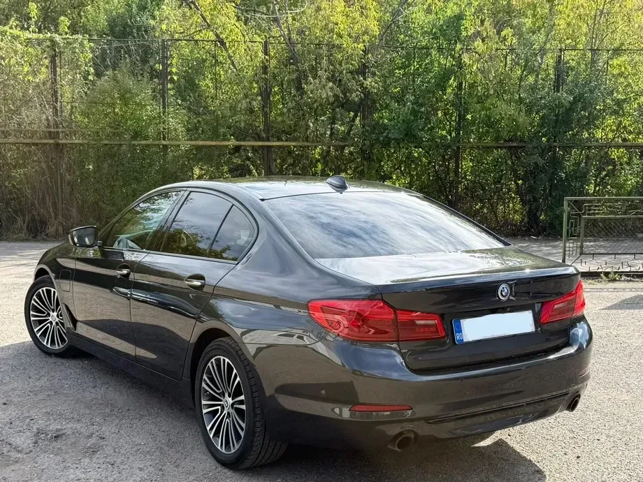 BMW Seria 5 530i AT — imagine 3