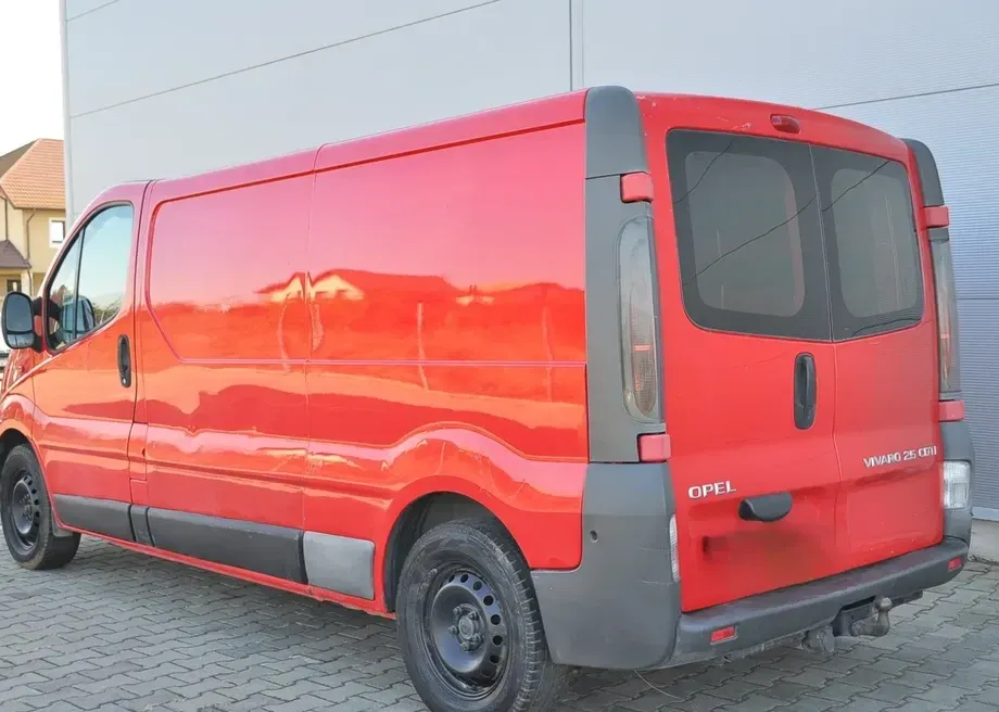 Opel Vivaro 2.5 CDTI L2H1 — imagine 3