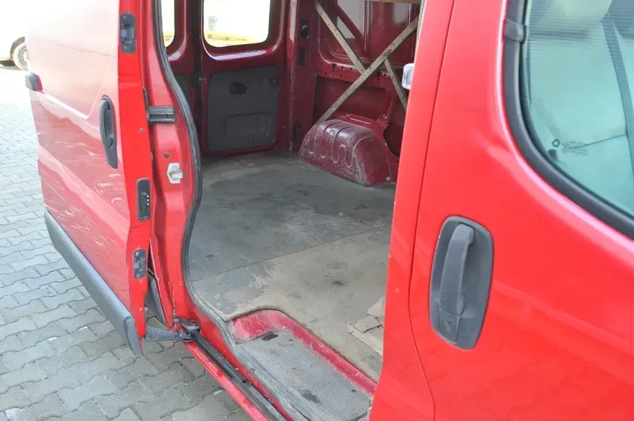 Opel Vivaro 2.5 CDTI L2H1 — imagine 9