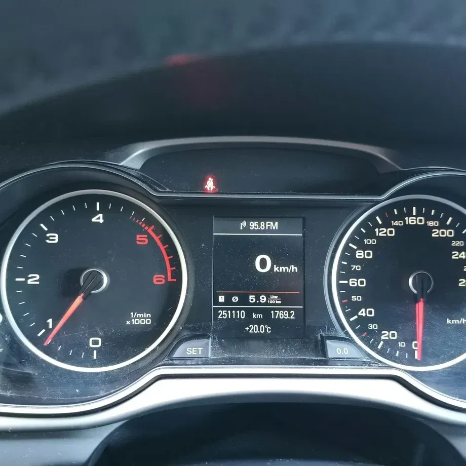 Audi A4 Limuzina B8 2.0 TDI — imagine 3