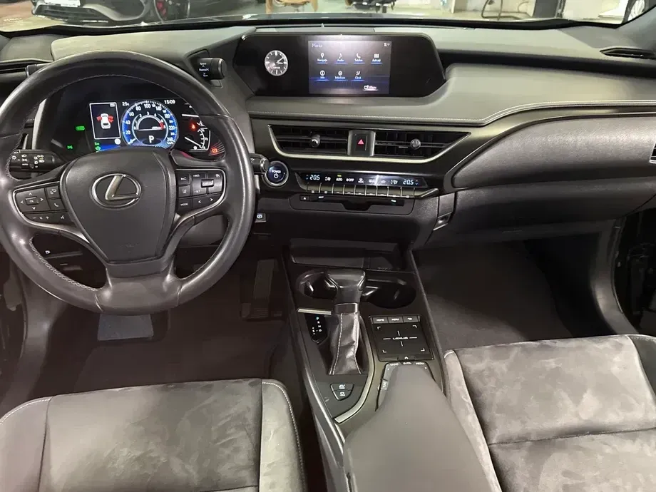 Lexus UX — imagine 9