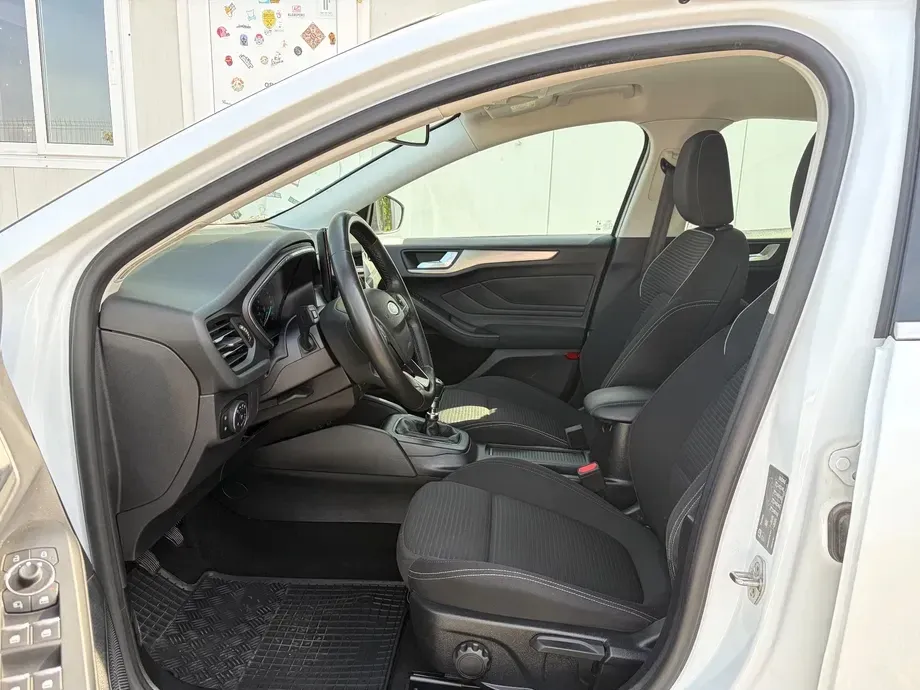 Ford Focus MK4 1.0 EcoBoost MHEV Titanium — imagine 8