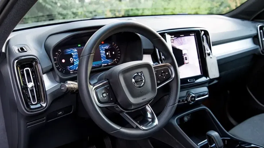 Volvo XC 40 B3 AT FWD MHEV Plus Dark — imagine 8