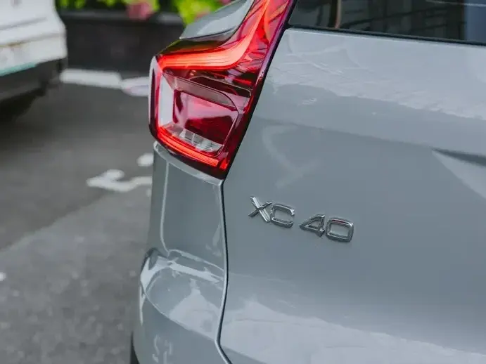 Volvo XC 40 B3 AT FWD MHEV Plus Dark
