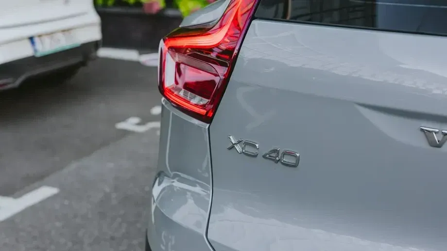 Volvo XC 40 B3 AT FWD MHEV Plus Dark — imagine 5