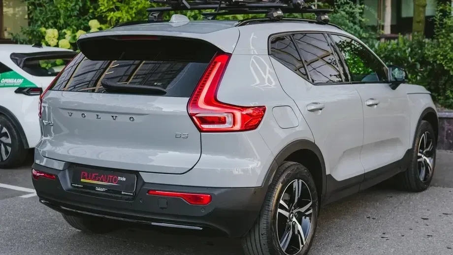 Volvo XC 40 B3 AT FWD MHEV Plus Dark — imagine 6