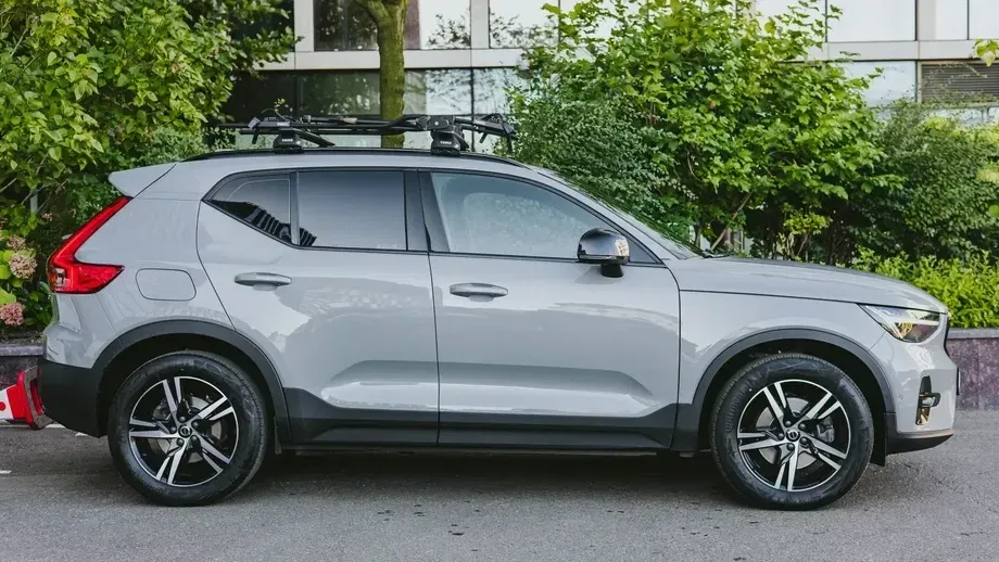 Volvo XC 40 B3 AT FWD MHEV Plus Dark — imagine 3