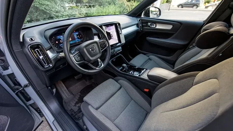 Volvo XC 40 B3 AT FWD MHEV Plus Dark — imagine 9