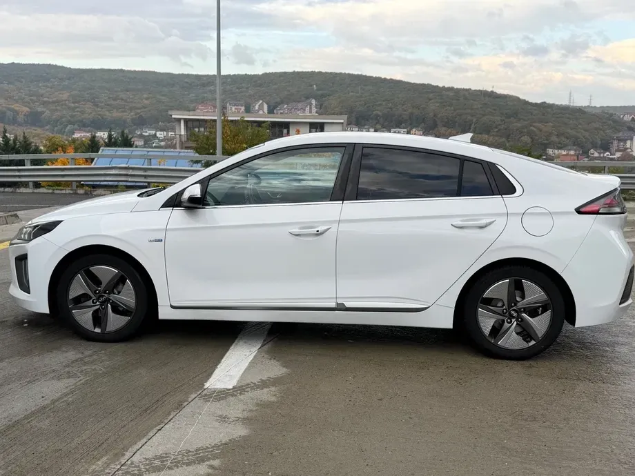 Hyundai IONIQ 1.6 GDI Premium — imagine 2