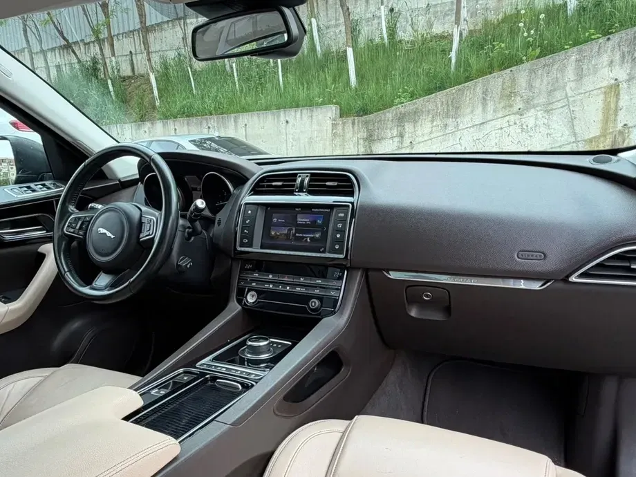 Jaguar F-Pace 20d AWD Prestige — imagine 8