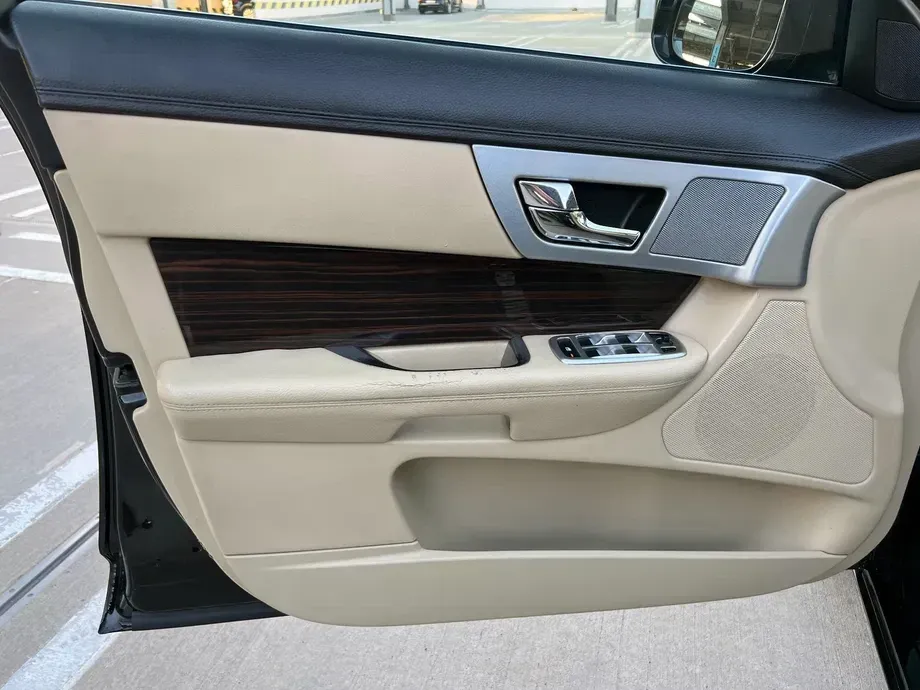 Jaguar XF 2.2D Premium Luxury — imagine 10