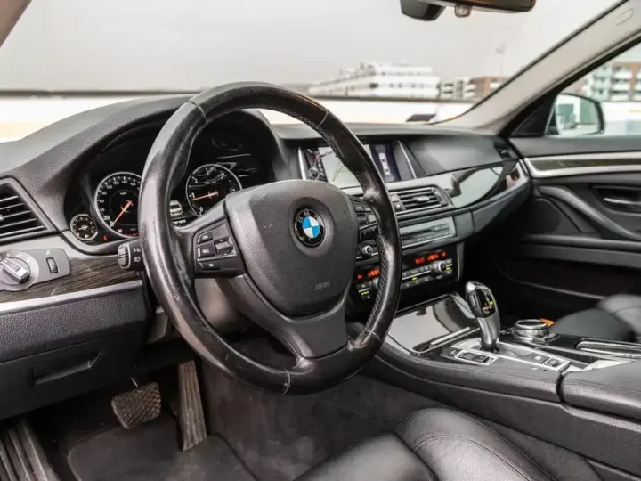 BMW Seria 5 F10/F11/F07 [2010 - 2017] 520d Aut. Luxury Line