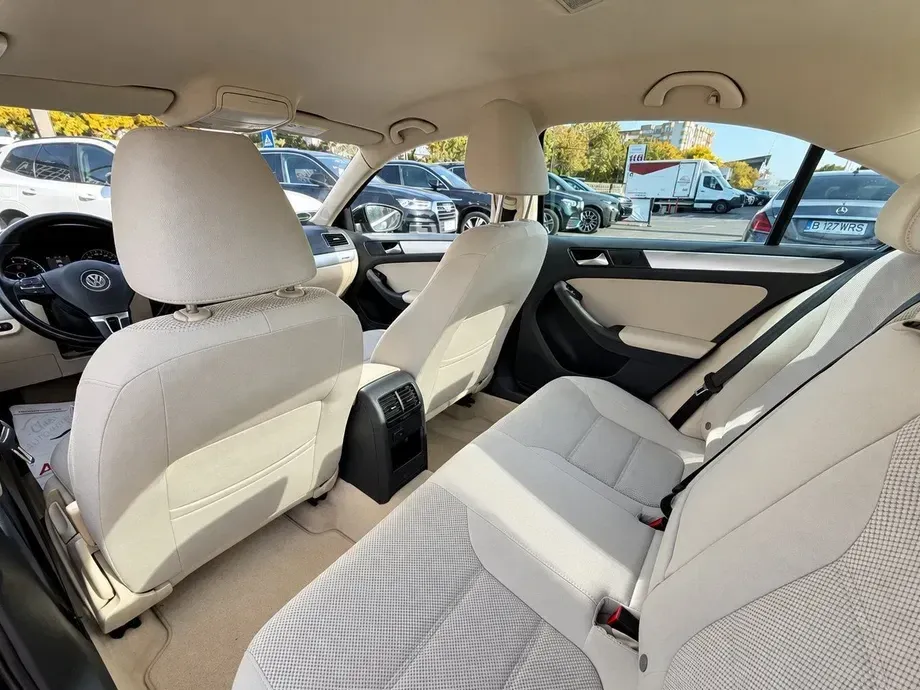 Volkswagen Jetta — imagine 10