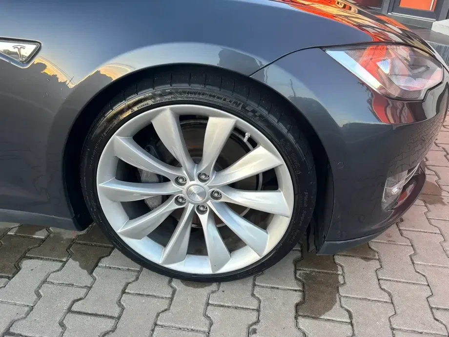 Tesla Model S — imagine 4