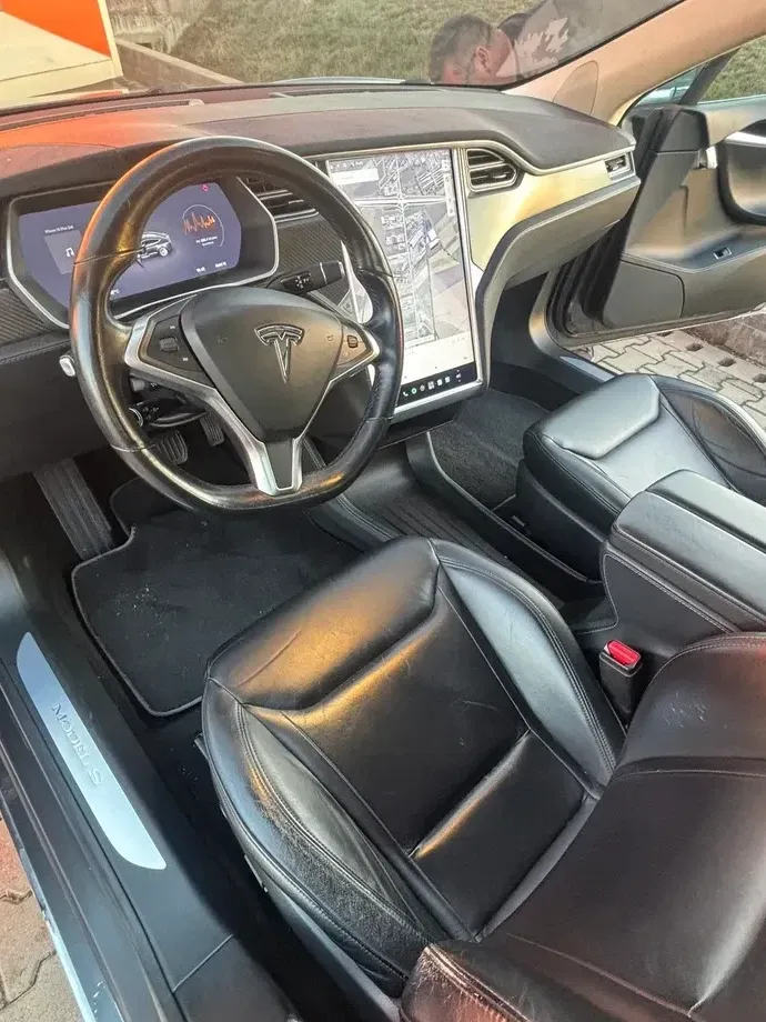 Tesla Model S — imagine 10