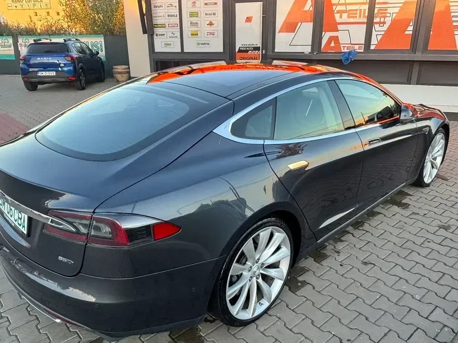 Tesla Model S — imagine 5