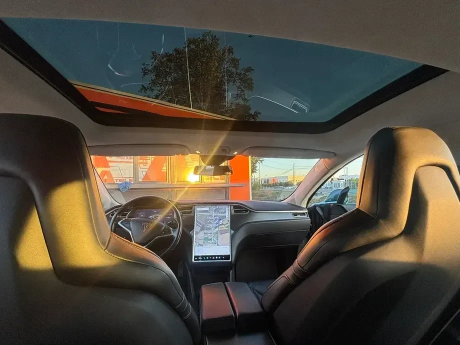 Tesla Model S — imagine 8