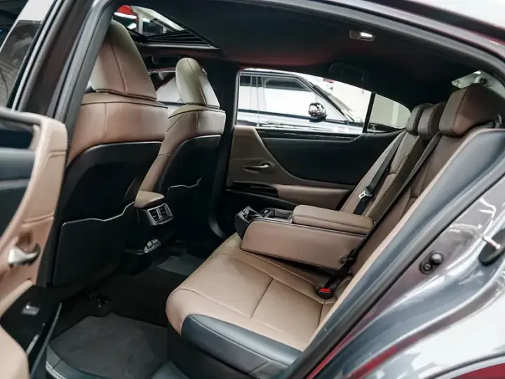 Lexus ES VII 300h 2.5 TNGA HV 25H- 4X2 CVT Luxury