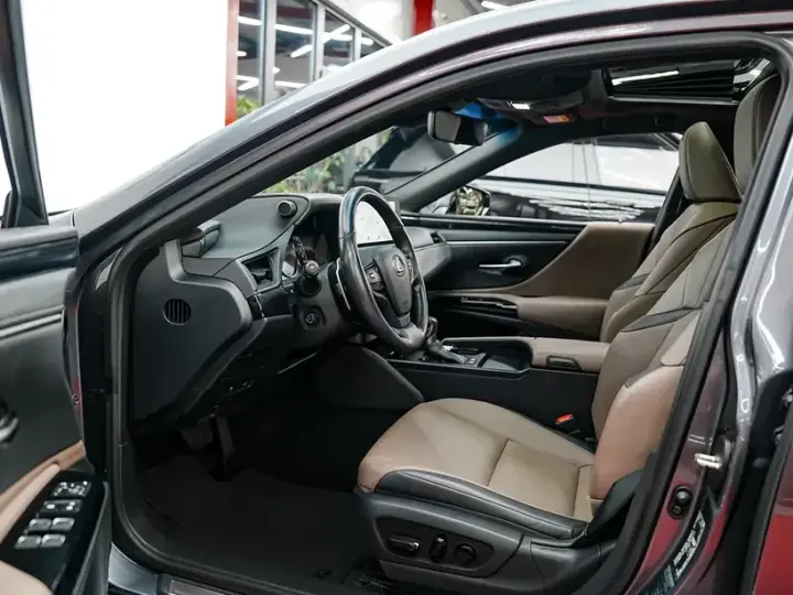 Lexus ES VII 300h 2.5 TNGA HV 25H- 4X2 CVT Luxury
