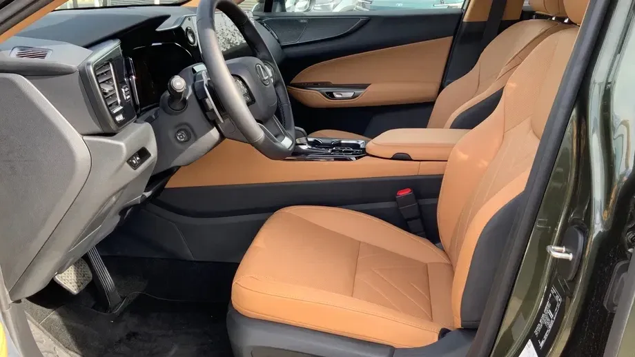 Lexus NX II 450h+ AWD CVT PHEV Luxury — imagine 8