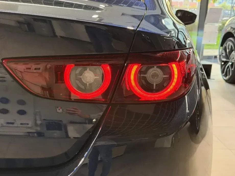 Mazda 3 IV e-Skyactiv X186 AT MHEV Exclusive-Line — imagine 8