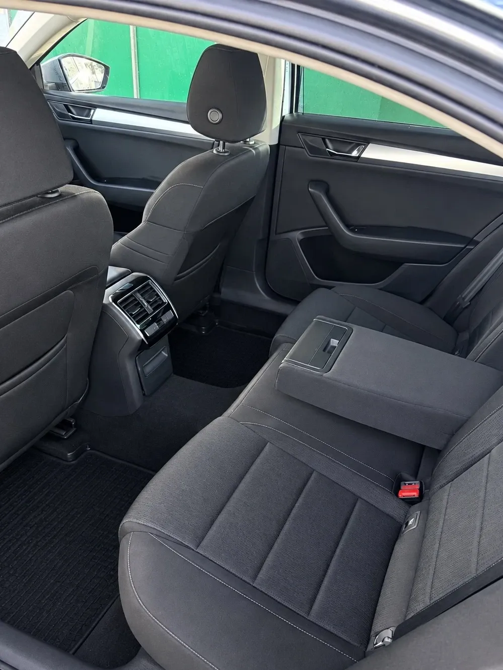 Škoda Superb 2.0 TDI DSG Ambition — imagine 10
