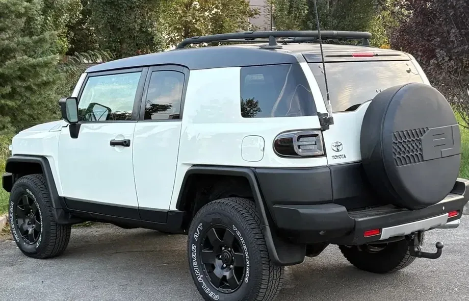 Toyota FJ — imagine 3