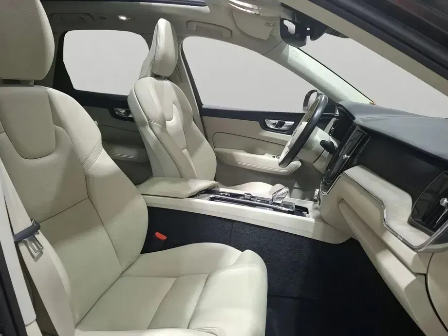 Volvo XC 60 II T6 AWD Recharge Plus Bright — imagine 8