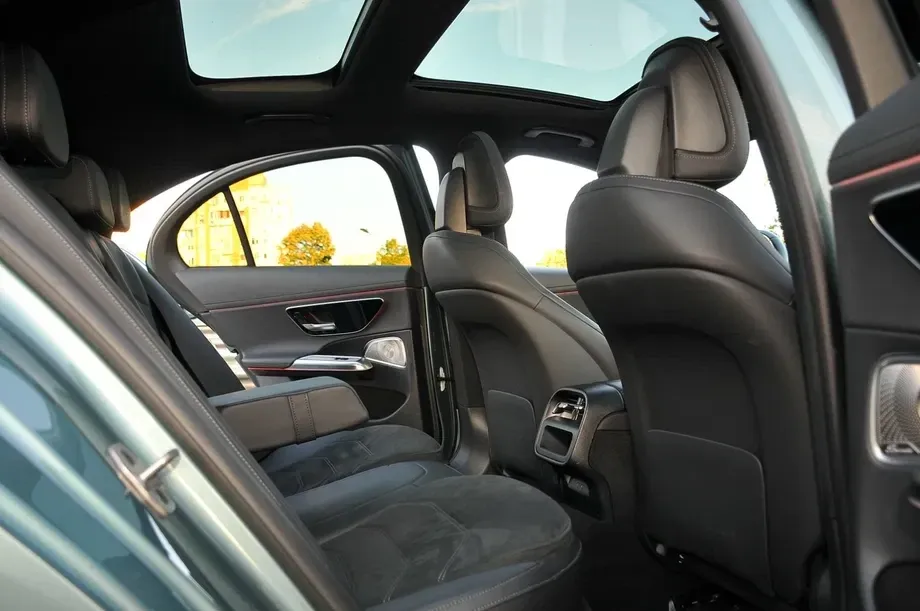 Mercedes-Benz E W214 400 4MATIC PHEV — imagine 7