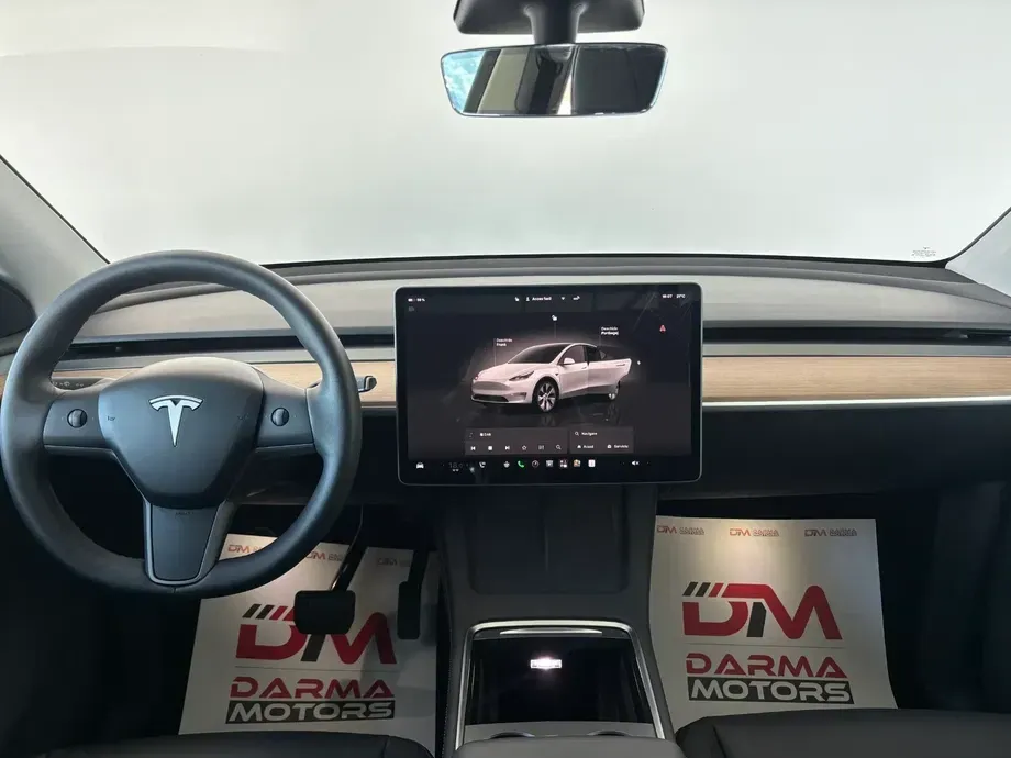 Tesla Model Y Long Range Dual Motor AWD — imagine 8