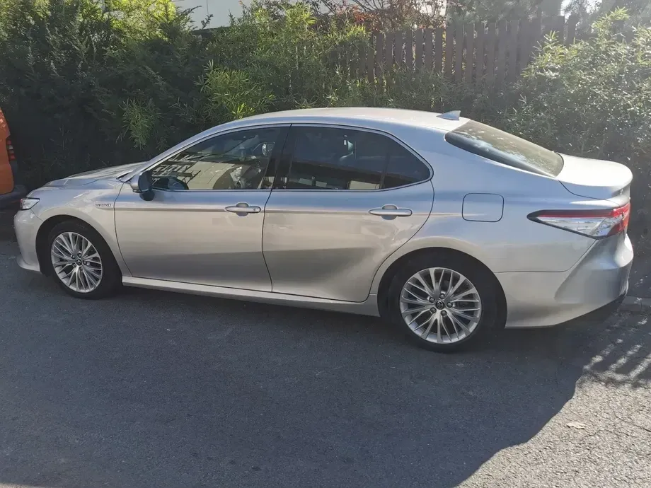 Toyota Camry — imagine 3