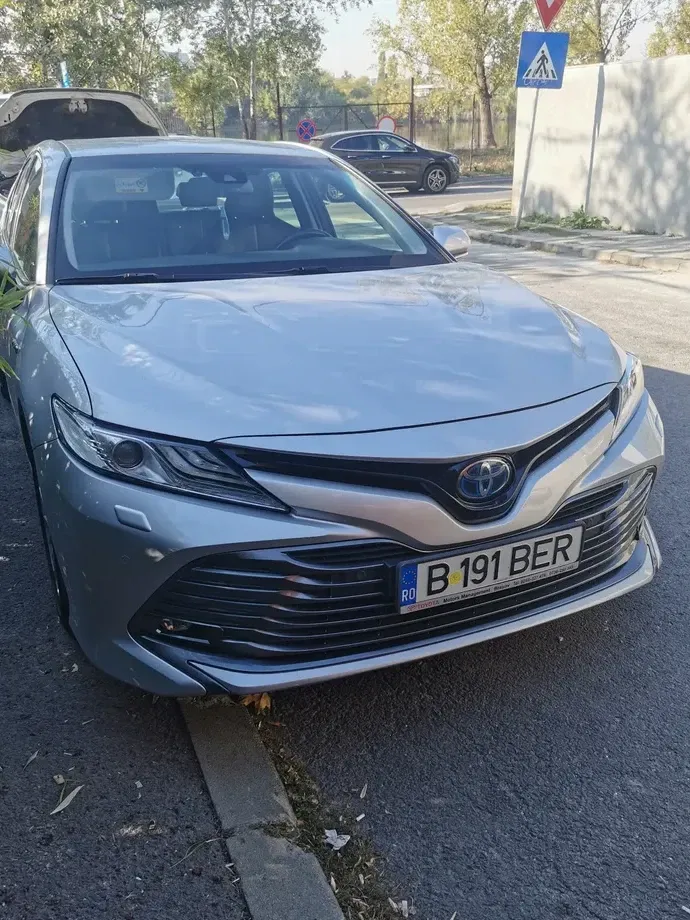 Toyota Camry — imagine 5