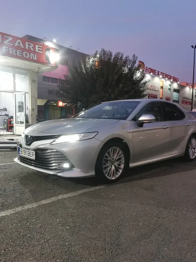 Toyota Camry — imagine 10