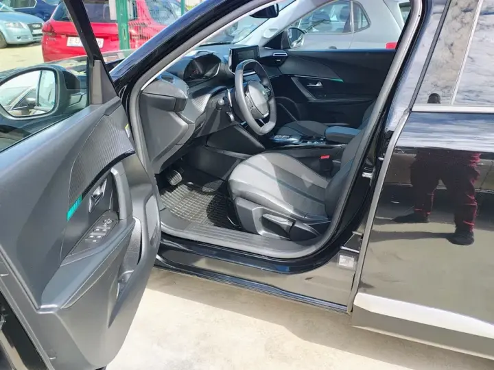 Peugeot 2008 II 1.5 BlueHDI 130 S&S EAT8 Allure