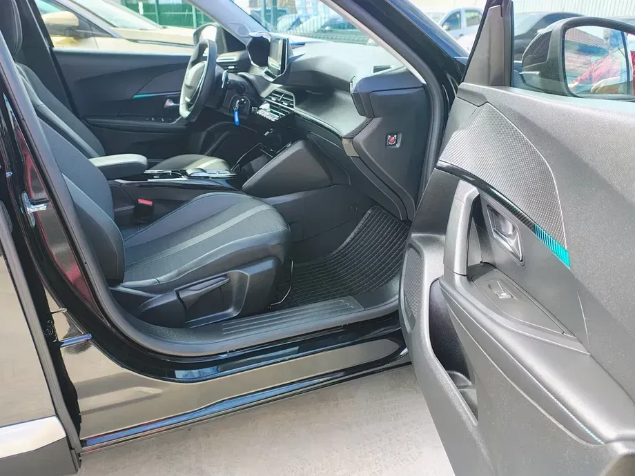 Peugeot 2008 II 1.5 BlueHDI 130 S&S EAT8 Allure — imagine 6