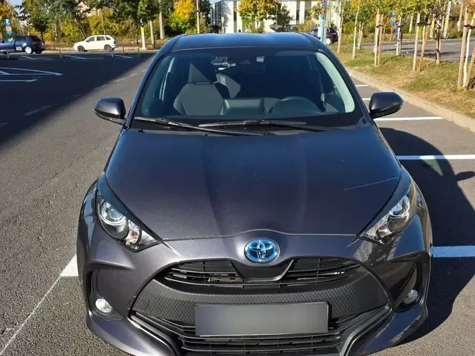 Toyota Yaris 1.5 VVT-i HSD Dynamic Bi-tone