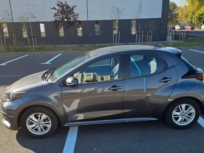 Toyota Yaris 1.5 VVT-i HSD Dynamic Bi-tone