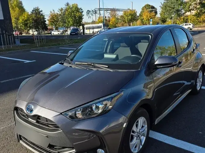 Toyota Yaris 1.5 VVT-i HSD Dynamic Bi-tone