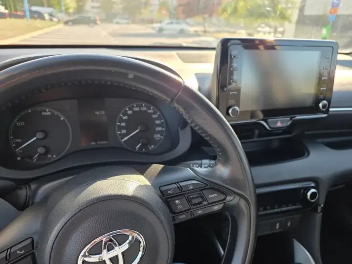 Toyota Yaris 1.5 VVT-i HSD Dynamic Bi-tone