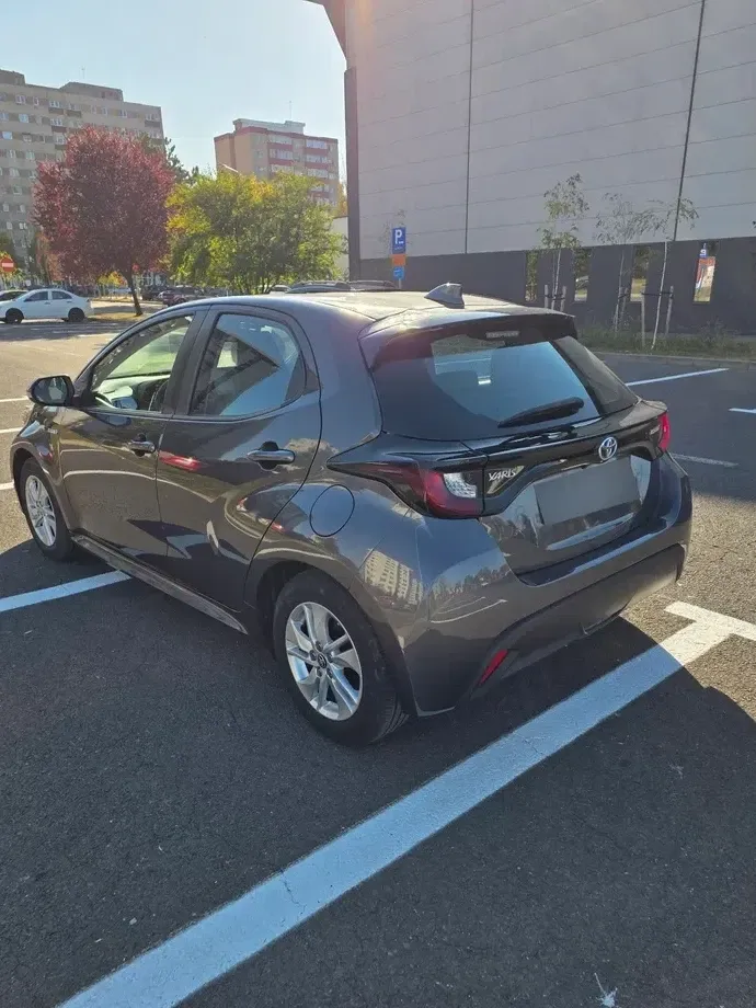 Toyota Yaris 1.5 VVT-i HSD Dynamic Bi-tone — imagine 3