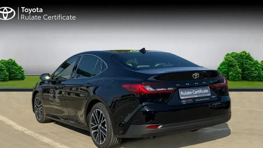 Toyota Camry 2.5 HEV Luxury — imagine 8