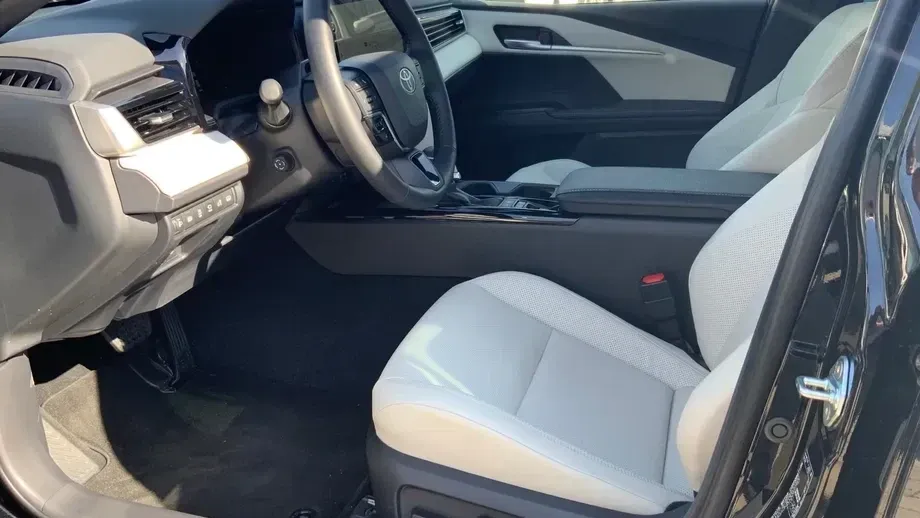 Toyota Camry 2.5 HEV Luxury — imagine 9