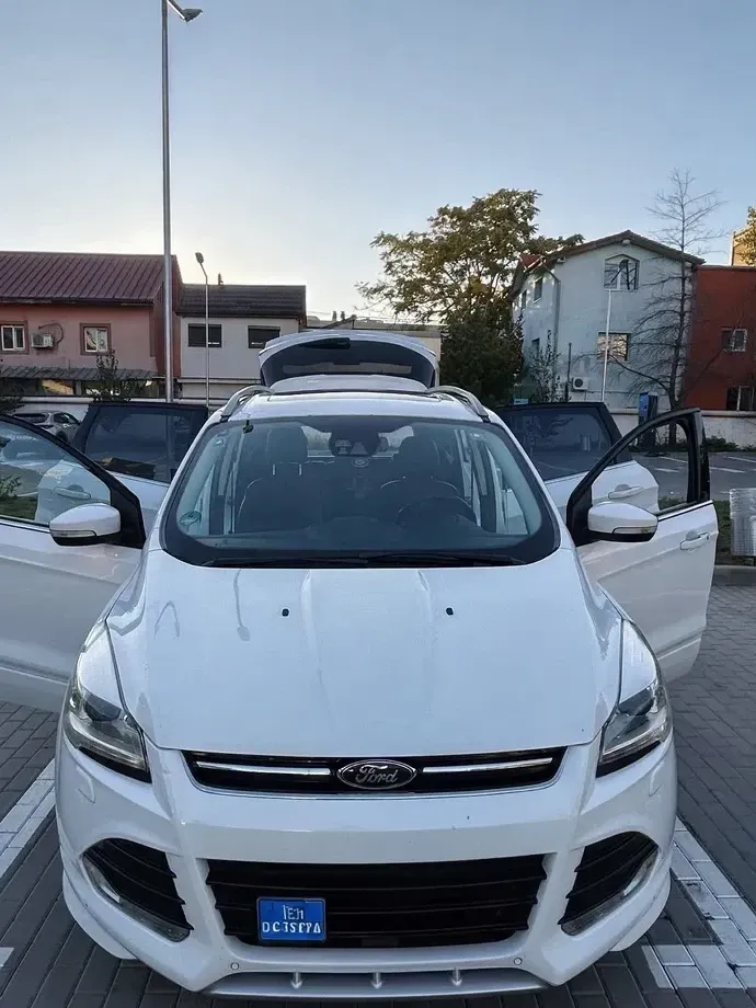 Ford Kuga 2.0 TDCi Powershift 4WD Titanium — imagine 3