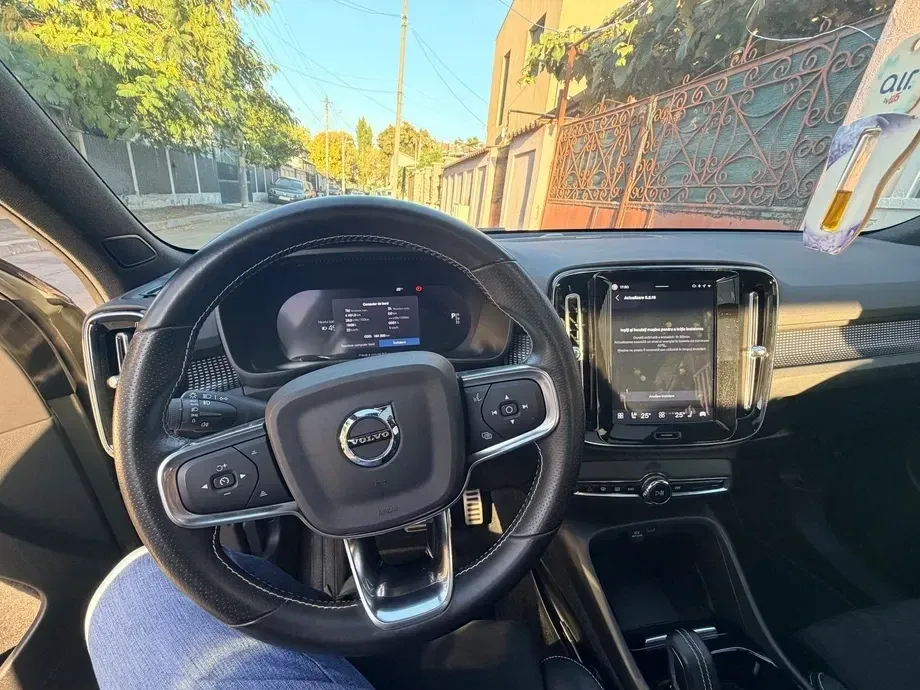 Volvo XC 40 Recharge Twin Motor AWD Ultimate — imagine 9