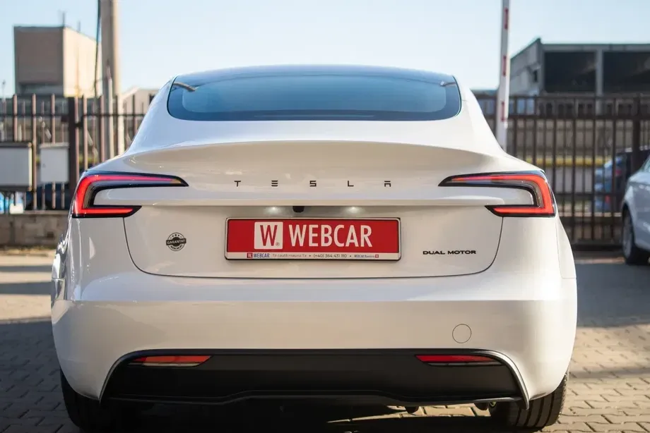Tesla Model 3 Long Range AWD Premium — imagine 4
