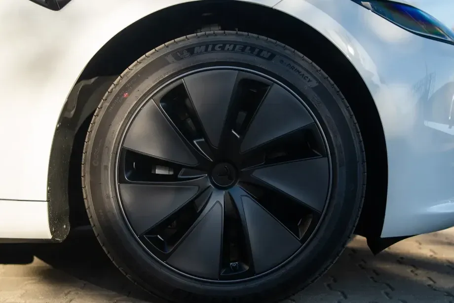 Tesla Model 3 Long Range AWD Premium — imagine 9