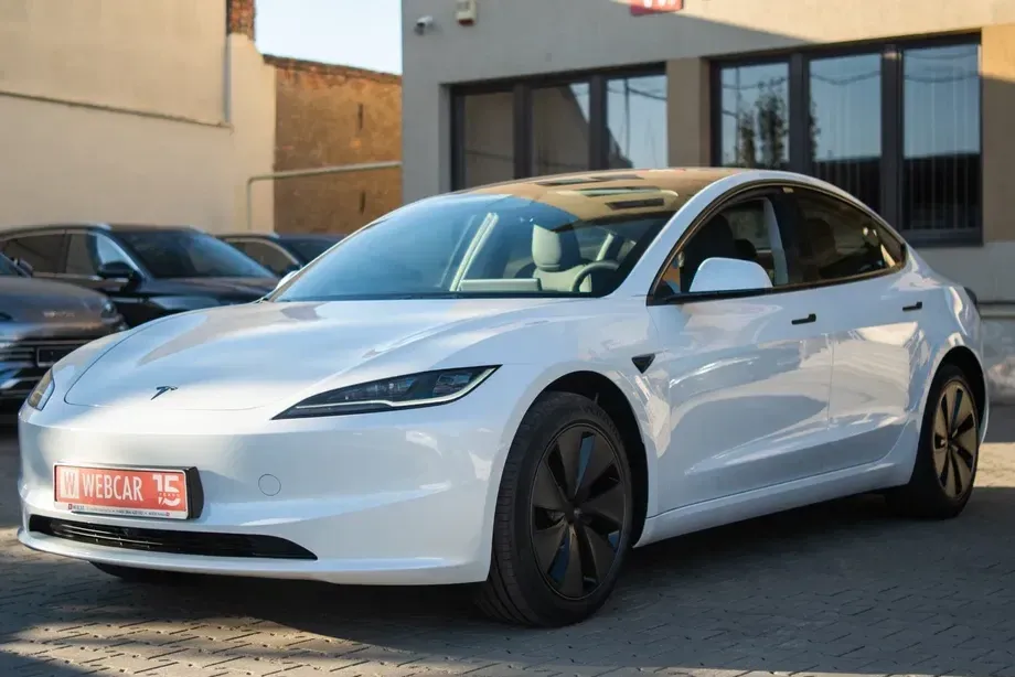 Tesla Model 3 Long Range AWD Premium — imagine 3